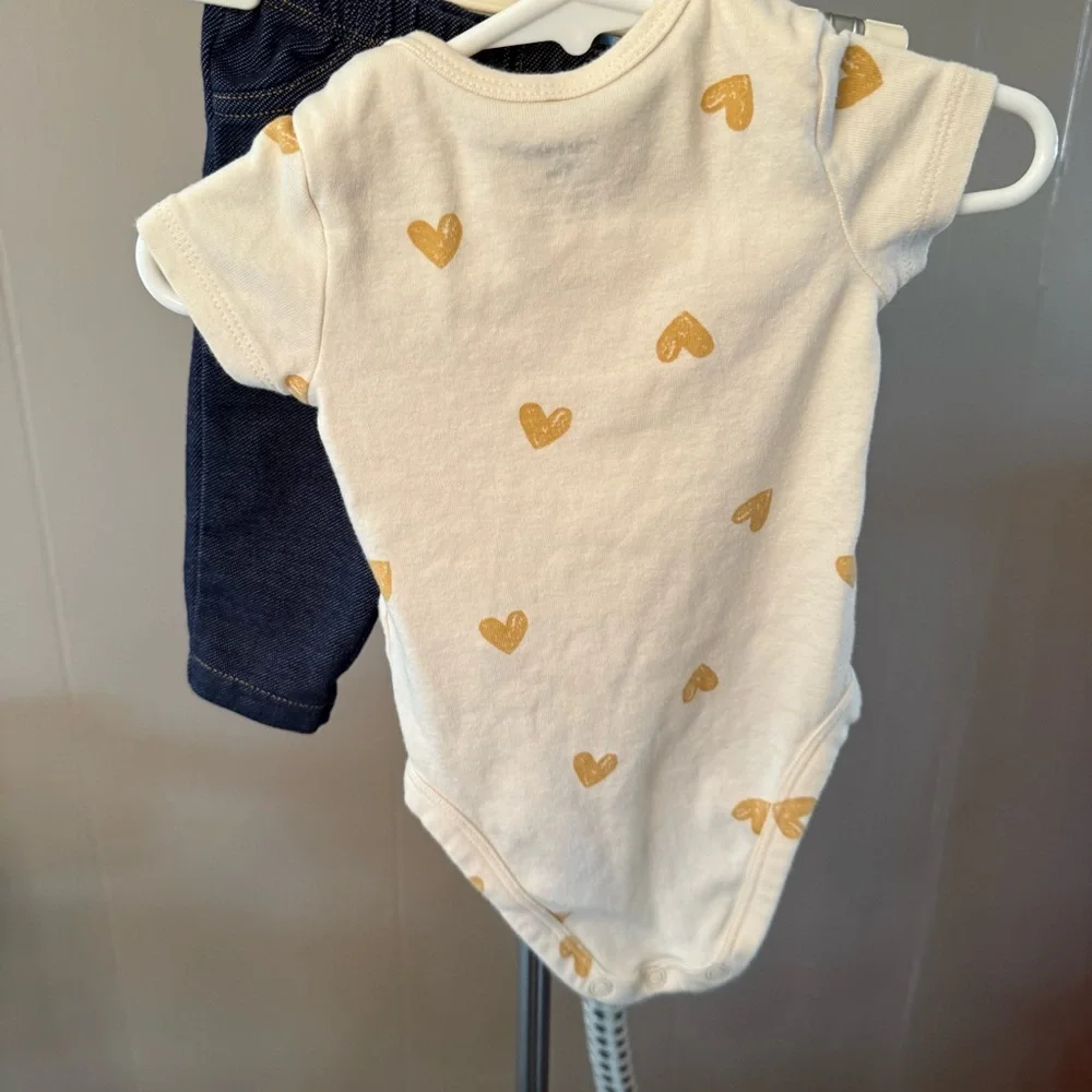 Carter's Baby Girl Bundle 0-3M/3 M 7 pieces. 2 complete sets, 1 romper, &‎ shirt